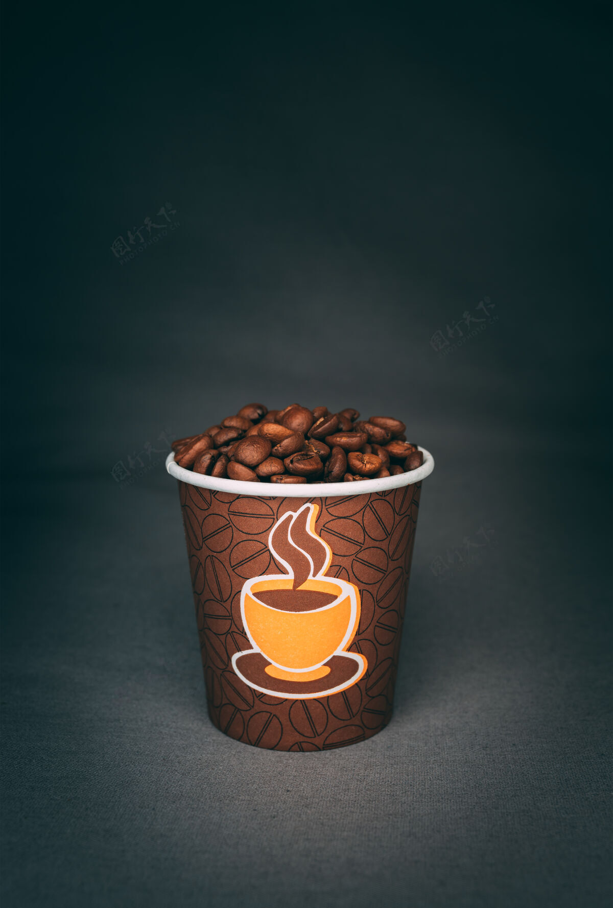 咖啡因垂直拍摄一个印满烤咖啡豆的杯子隔离在黑暗的墙上咖啡香味清凉