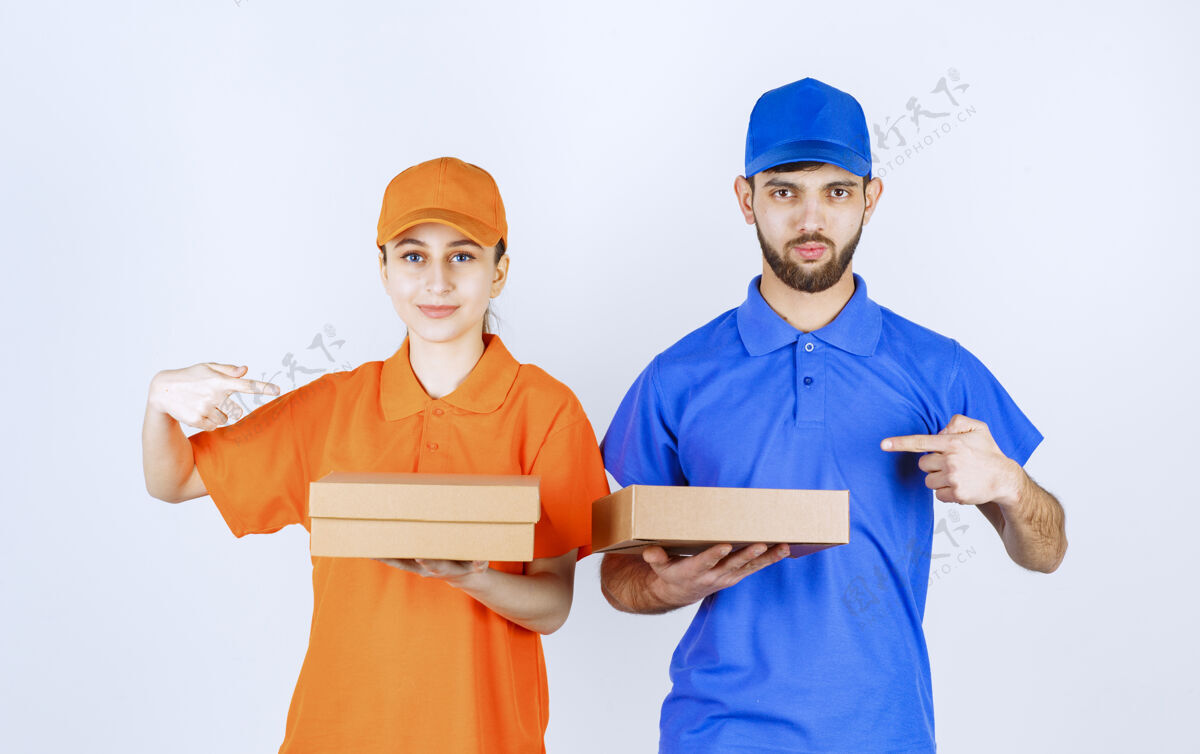 员工穿着蓝黄制服的男孩和女孩拿着多个外卖包裹团队合作男性检疫