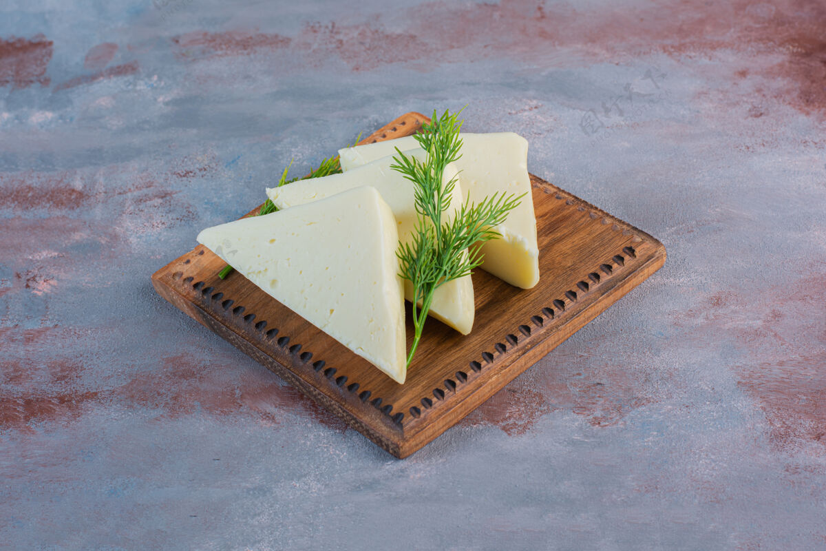 美味切碎的奶酪和莳萝放在一块木板上 靠近大理石背景菜肴配料美味