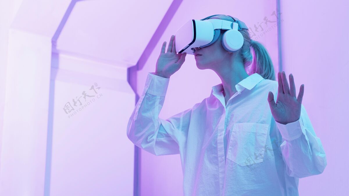 女人戴着虚拟现实模拟器的女人肖像单色模特