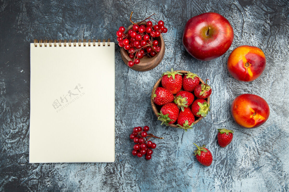 成熟新鲜的红色草莓与桃子和苹果在黑暗的表面俯视图深色浆果多汁