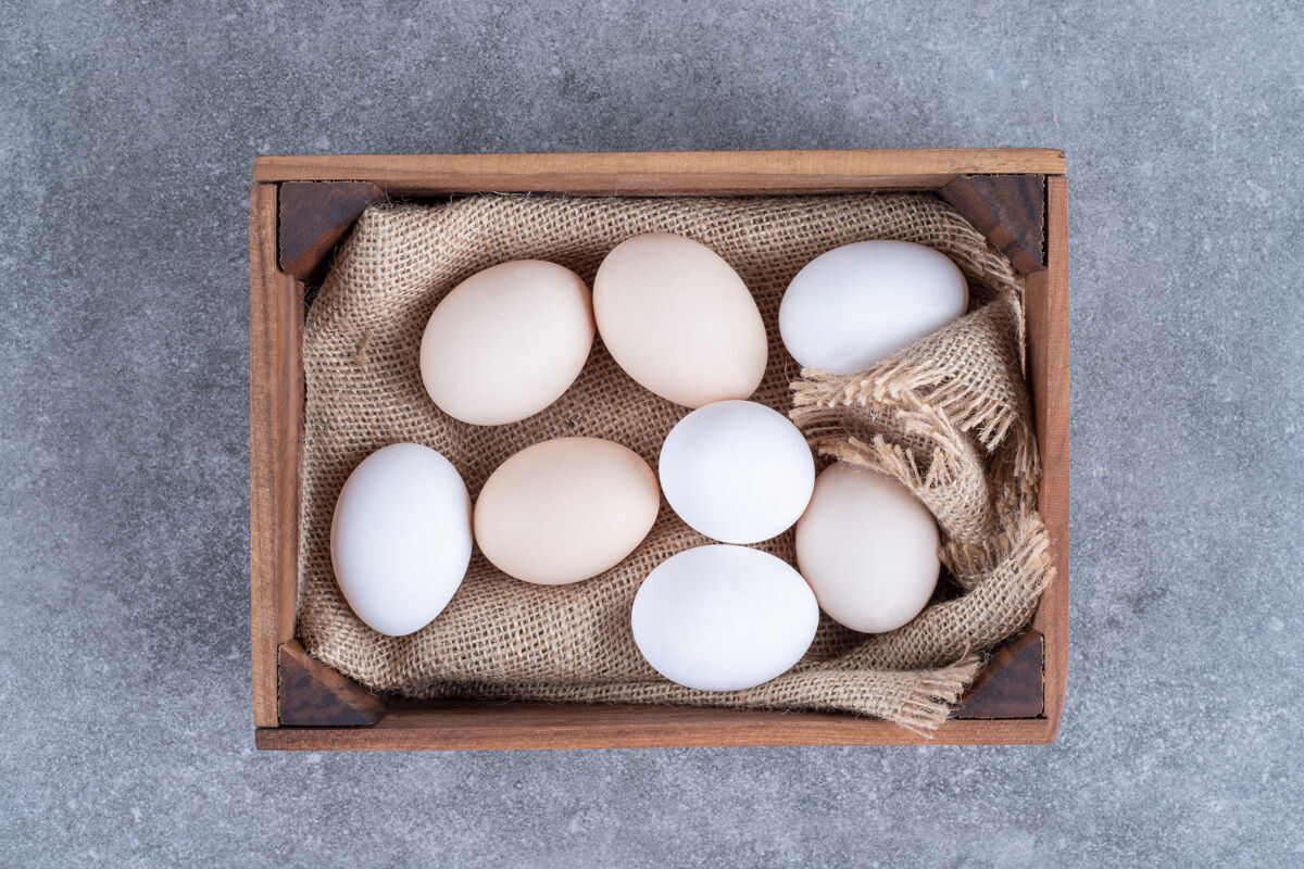 母鸡新鲜的白鸡蛋放在木篮里农业蛋壳蛋壳