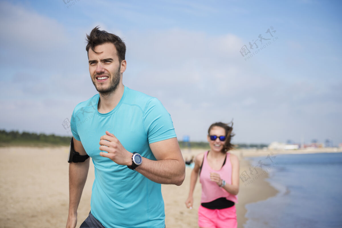 情侣特写适合年轻人在海边慢跑运动员女人决心
