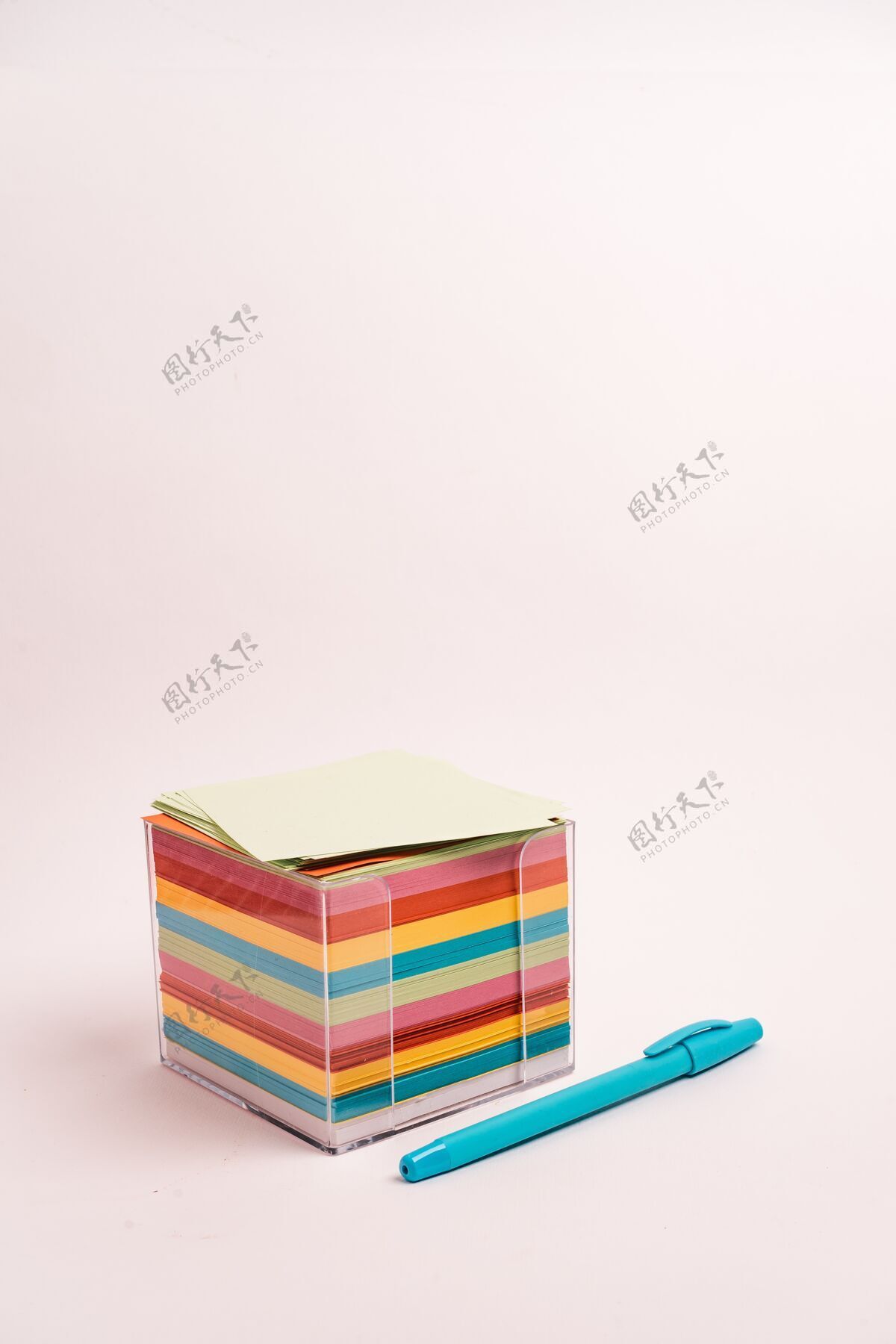 设置透明的彩色贴纸盒和一支白色的蓝色钢笔信箱信息收藏