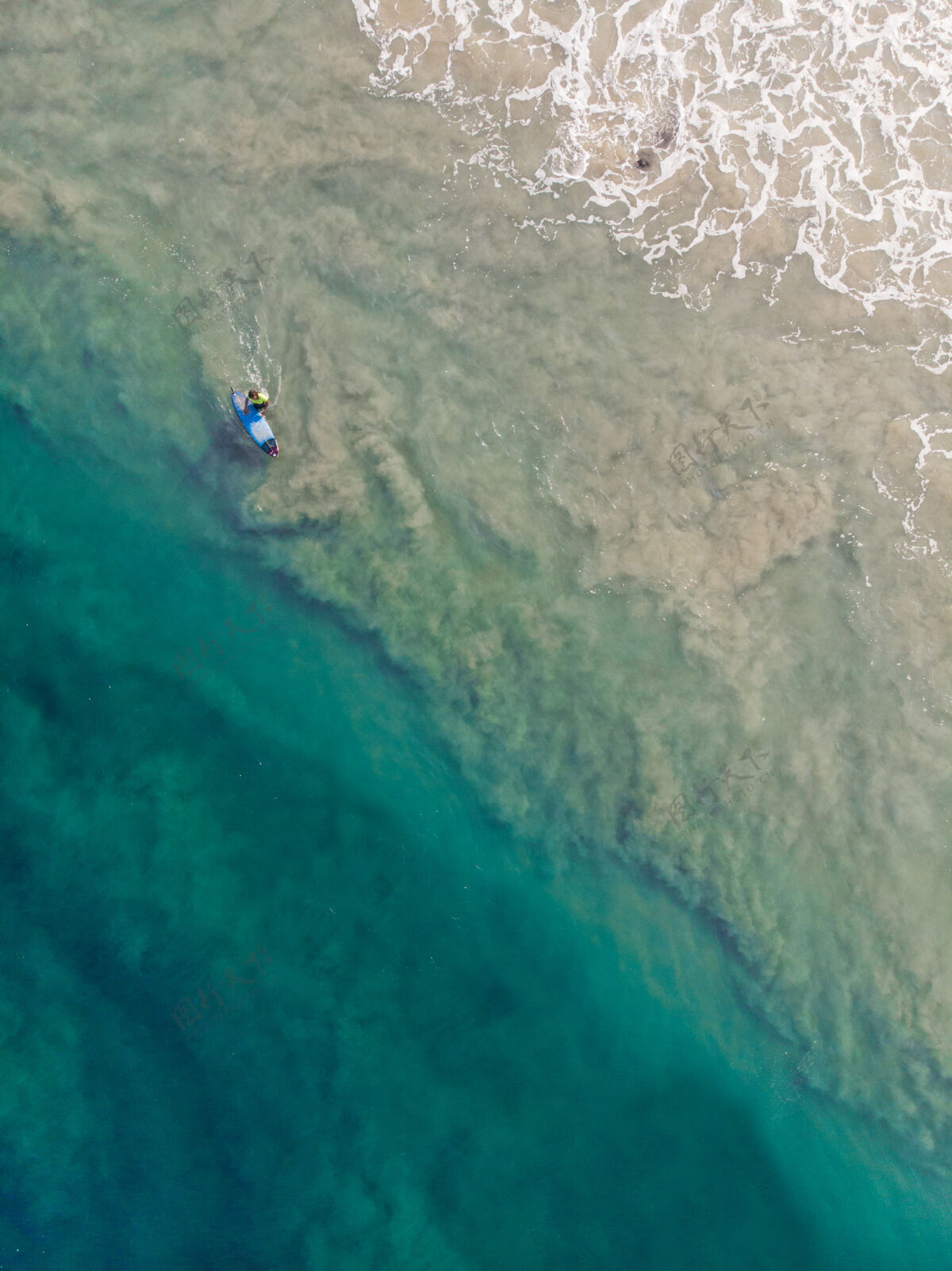 水下瓦卡拉海滩上一个人拿着冲浪板游泳的俯视图景观海岸海岸线