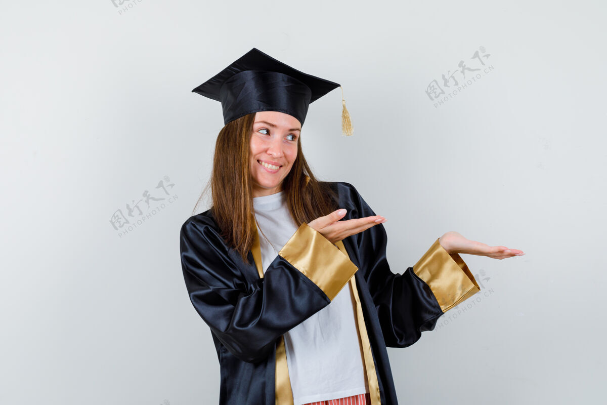 帽子女毕业生身着校服 休闲服 展现欢迎的姿态 看上去很快乐 正面照学院快乐学术
