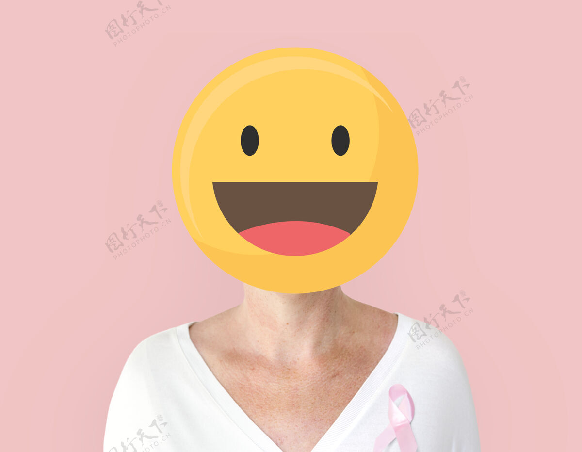 表情女人用粉色丝带为乳腺癌宣传画像乳腺癌人物癌症