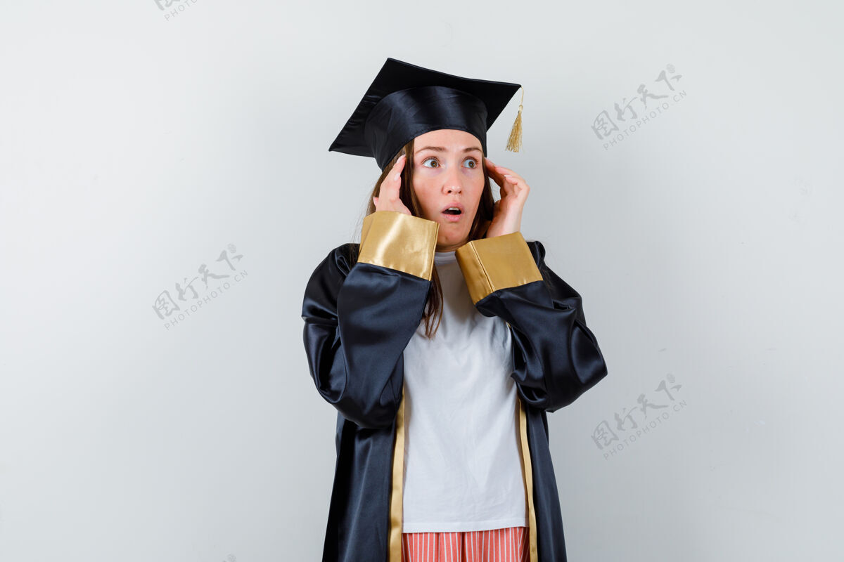 学术女毕业生穿着制服 双手紧靠头部 穿着休闲服 神情惊恐 前视教育证书多样性