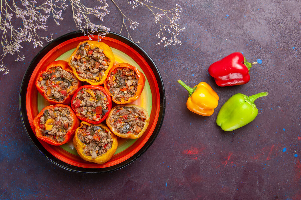 胡椒粉顶视图煮熟的甜椒与肉末在灰色的表面一餐多尔玛牛肉食品蔬菜肉午餐烹饪顶部