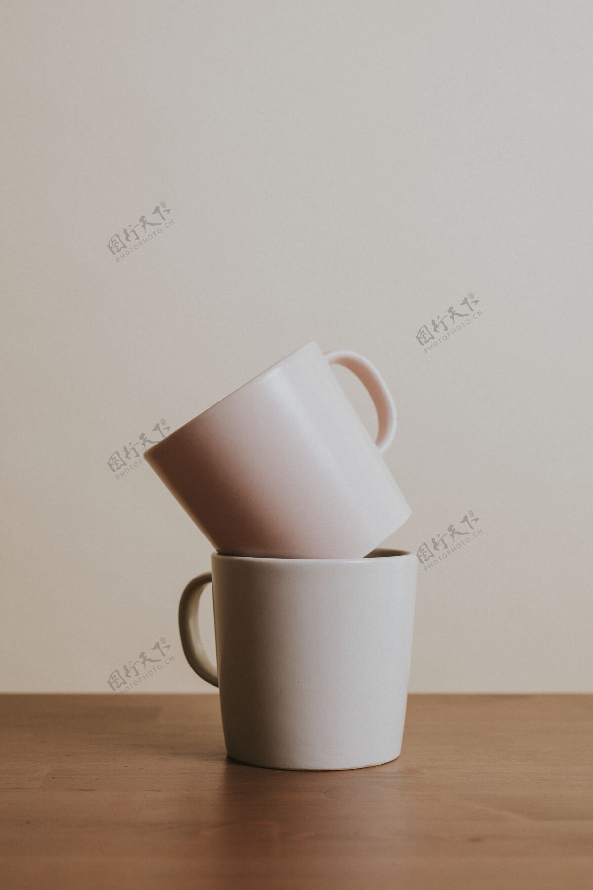 陶瓷杯木桌上的土色调彩色陶瓷咖啡杯陶瓷热饮料咖啡杯