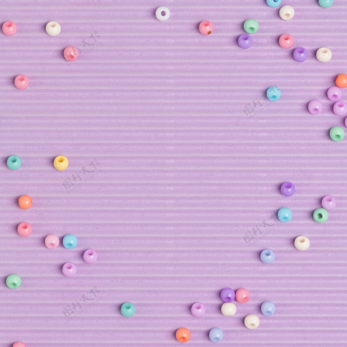 紫色背景粉彩珠子边框紫色背景波浪纸边框图案
