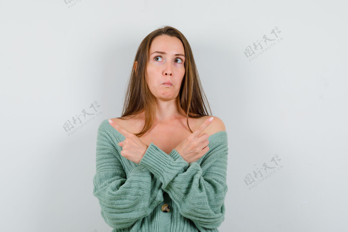 年轻画像中的年轻女士指着两边的羊毛开衫 看着优柔寡断的前景色开衫尖夏天