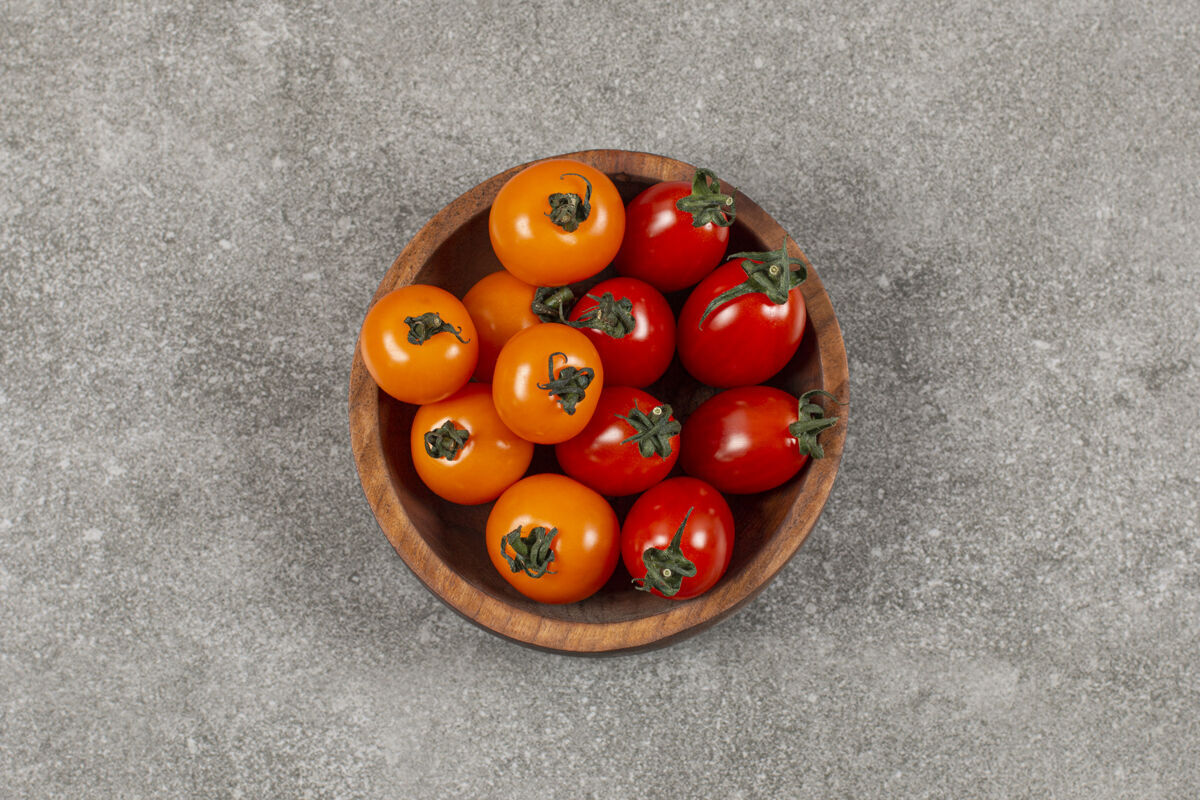 新鲜一小部分西红柿 放在大理石上农业有机番茄