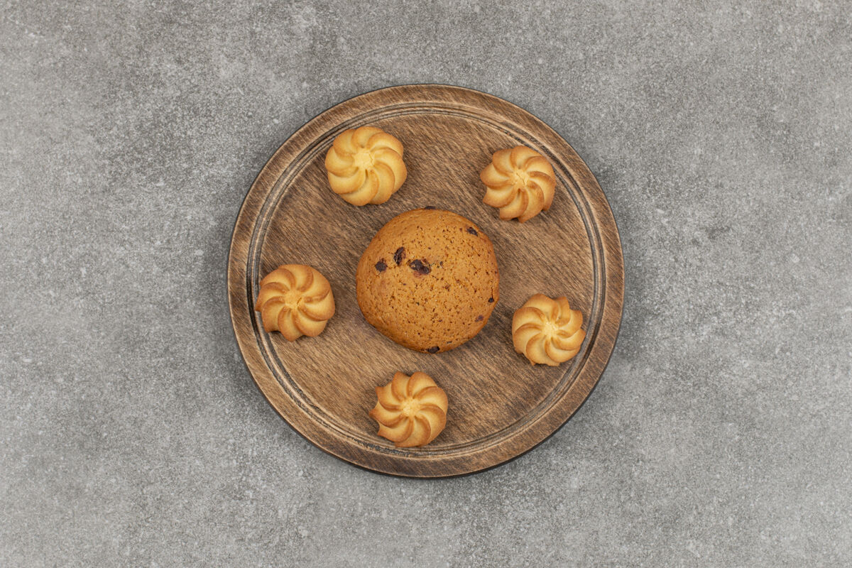 零食一块巧克力饼干和饼干放在木板上新鲜自制食物