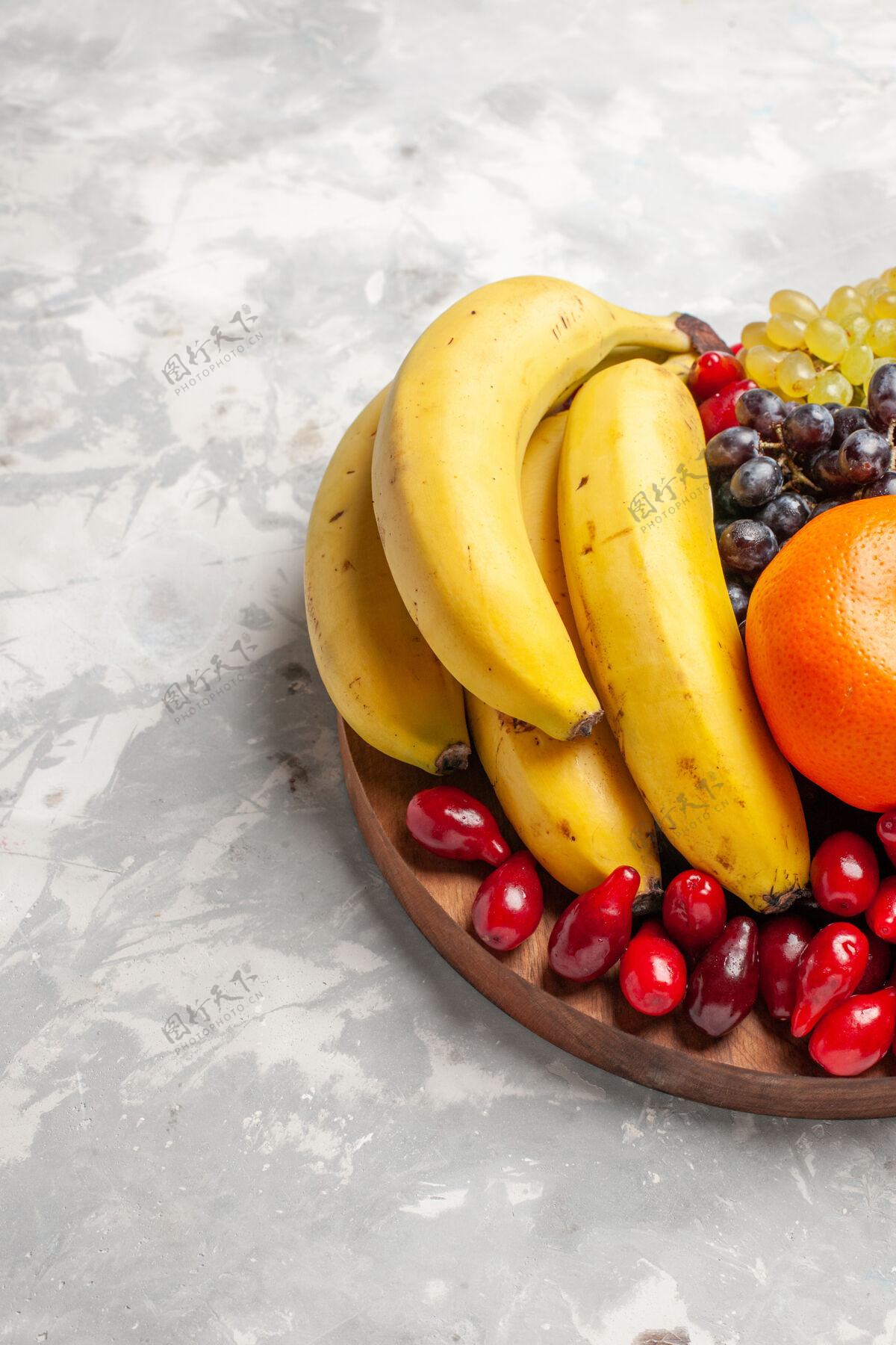 观正面图水果成分香蕉山茱萸和葡萄白表面水果浆果新鲜维生素水果农产品葡萄