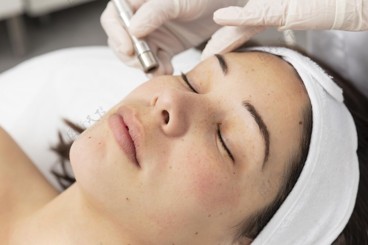 美容师正在进行护肤治疗的女人治疗年轻健康