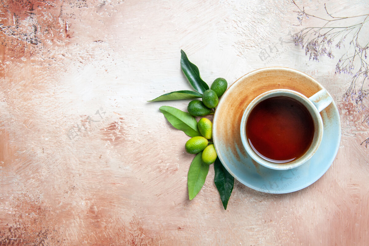 潘趣酒顶部特写镜头一杯茶柑橘类水果一杯茶在茶碟上早晨棕色咖啡