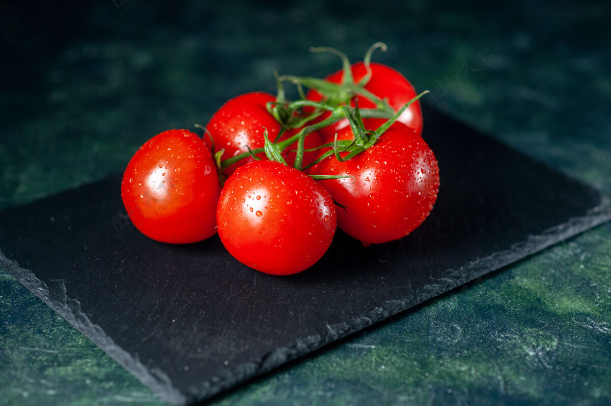 晚餐前视图新鲜的红色西红柿在黑暗的背景下蔬菜板岩新鲜