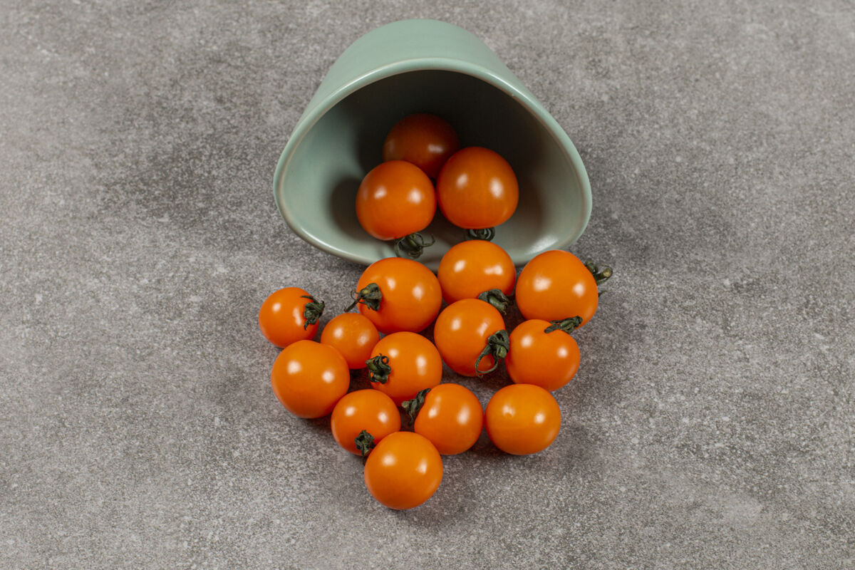 营养一碗翻过来的西红柿 放在大理石上美味有机成熟