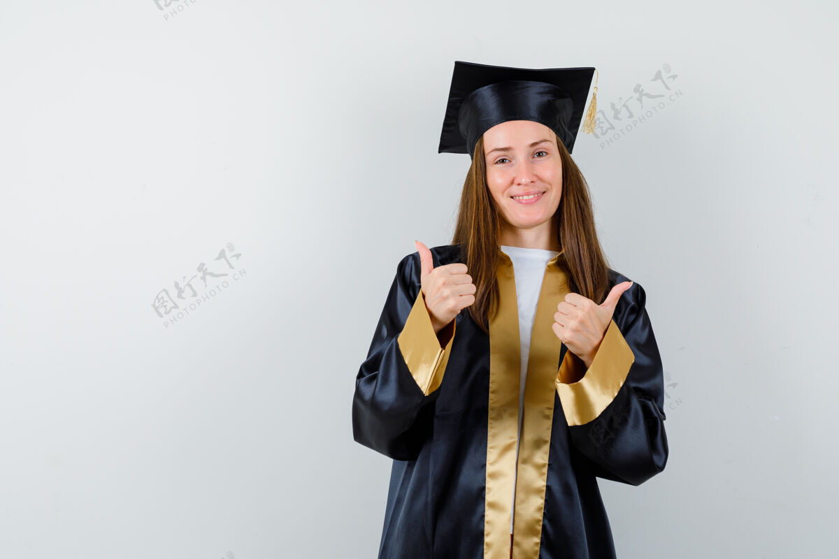 皮肤年轻的女毕业生穿着学院服 看起来很幸福 正面照女人自然年轻