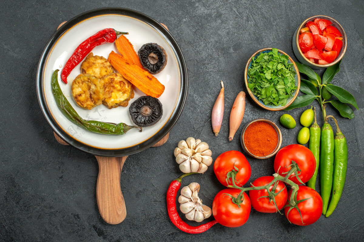 五颜六色顶视图西红柿五颜六色的蔬菜香料香草开胃菜板上板香料一餐