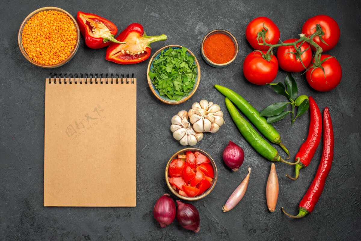 食物顶视图蔬菜扁豆在碗旁边的五颜六色的蔬菜和香料笔记本顶洋葱沙拉