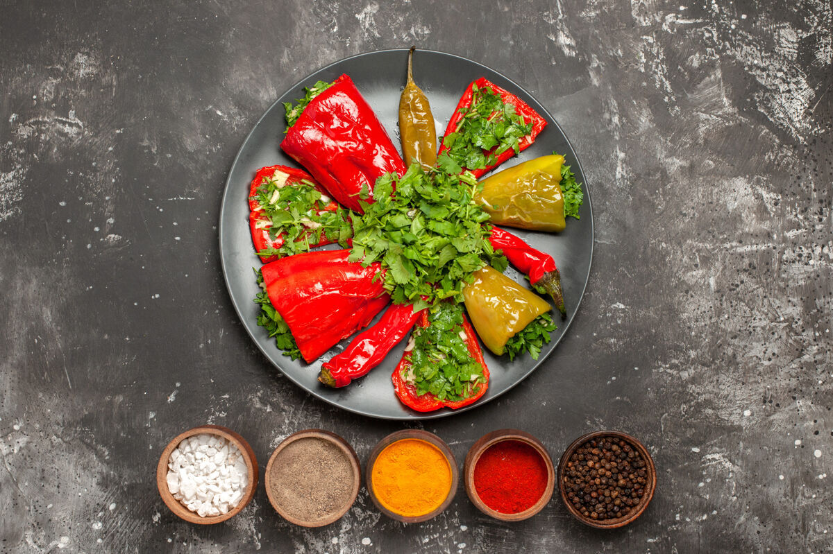 香料顶部特写镜头：盘子里的辣椒和碗里的五颜六色的香料放在一起健康顶部午餐