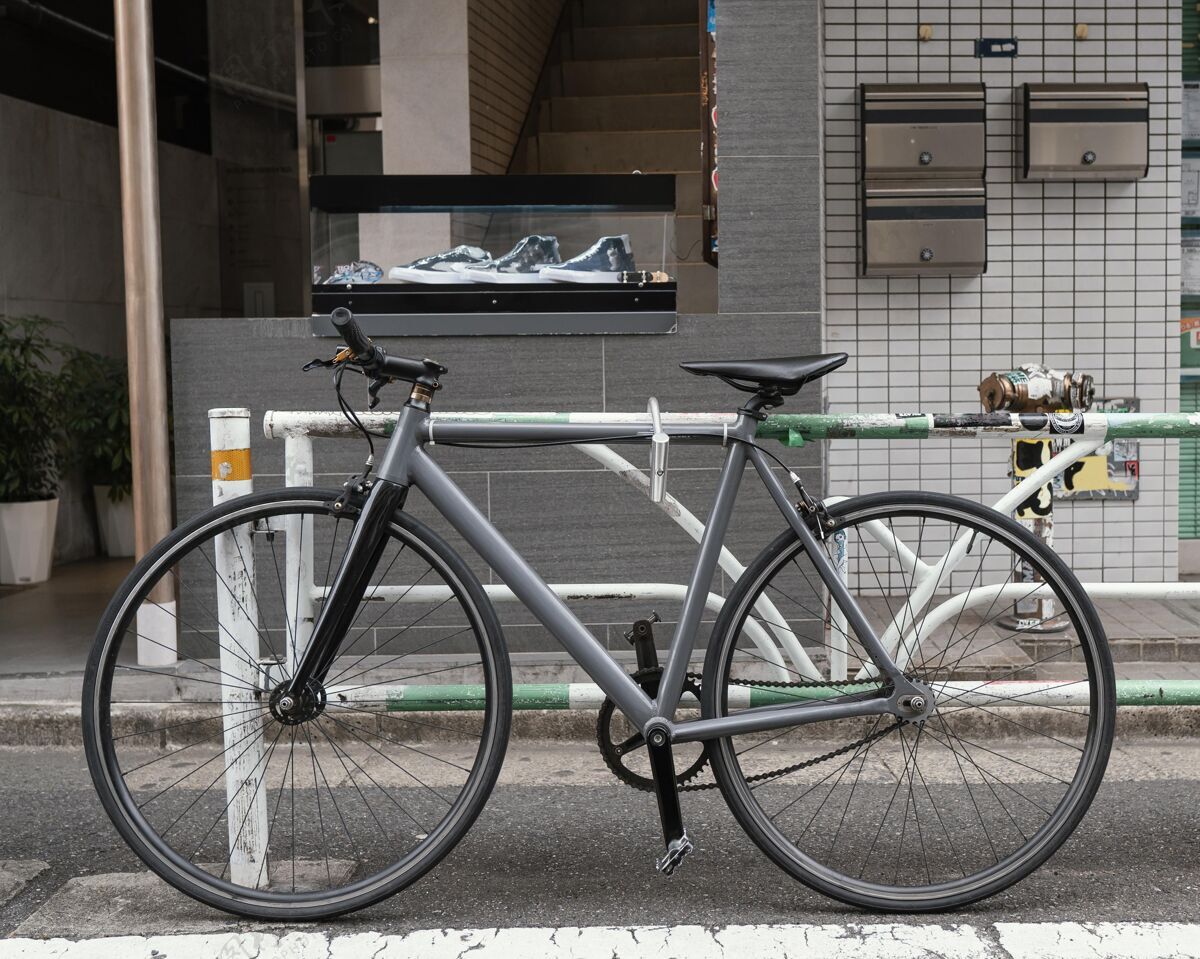 骑行老式灰色自行车户外城市户外水平