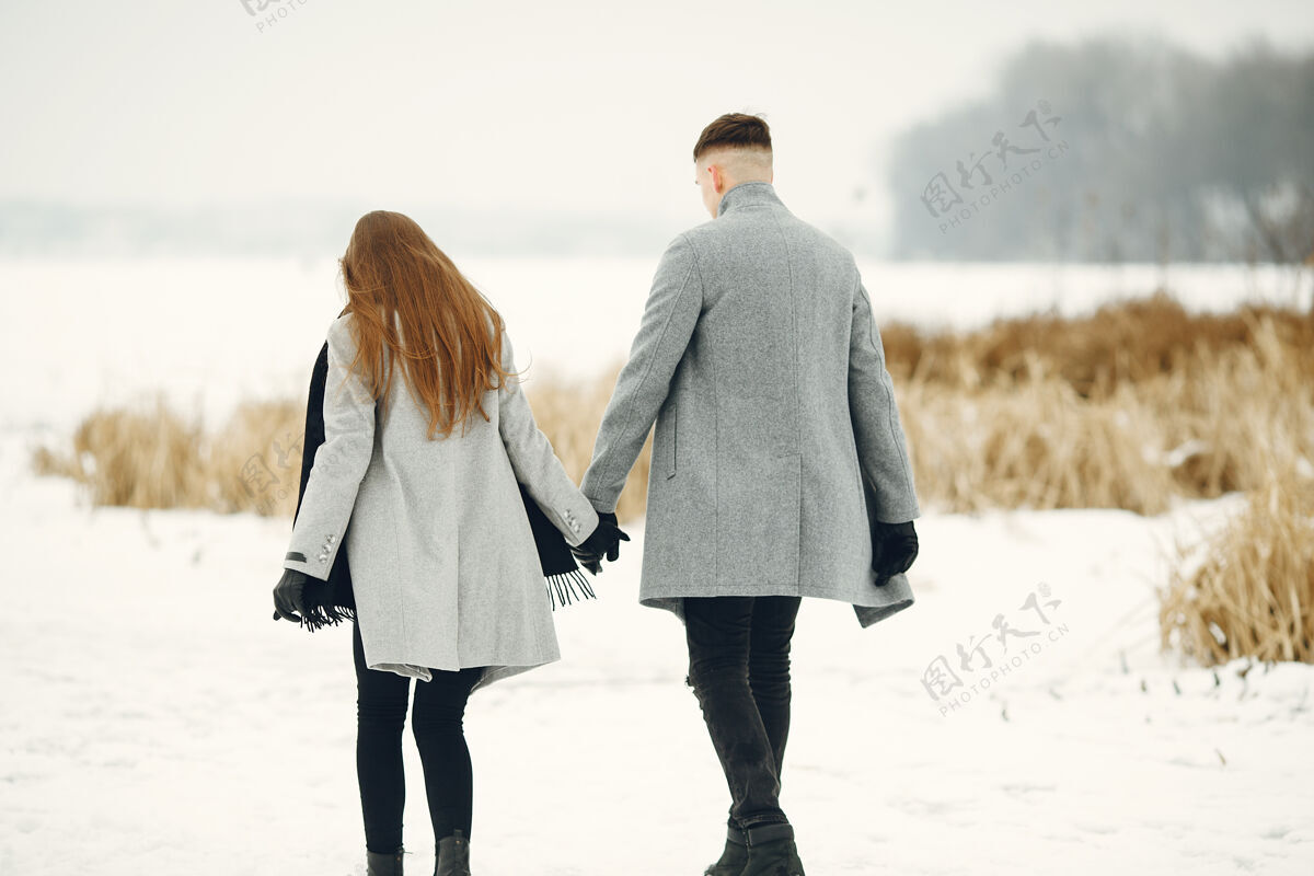 在一起一对夫妇在雪林中散步的生活方式照片人们在户外度过寒假松树关系两个