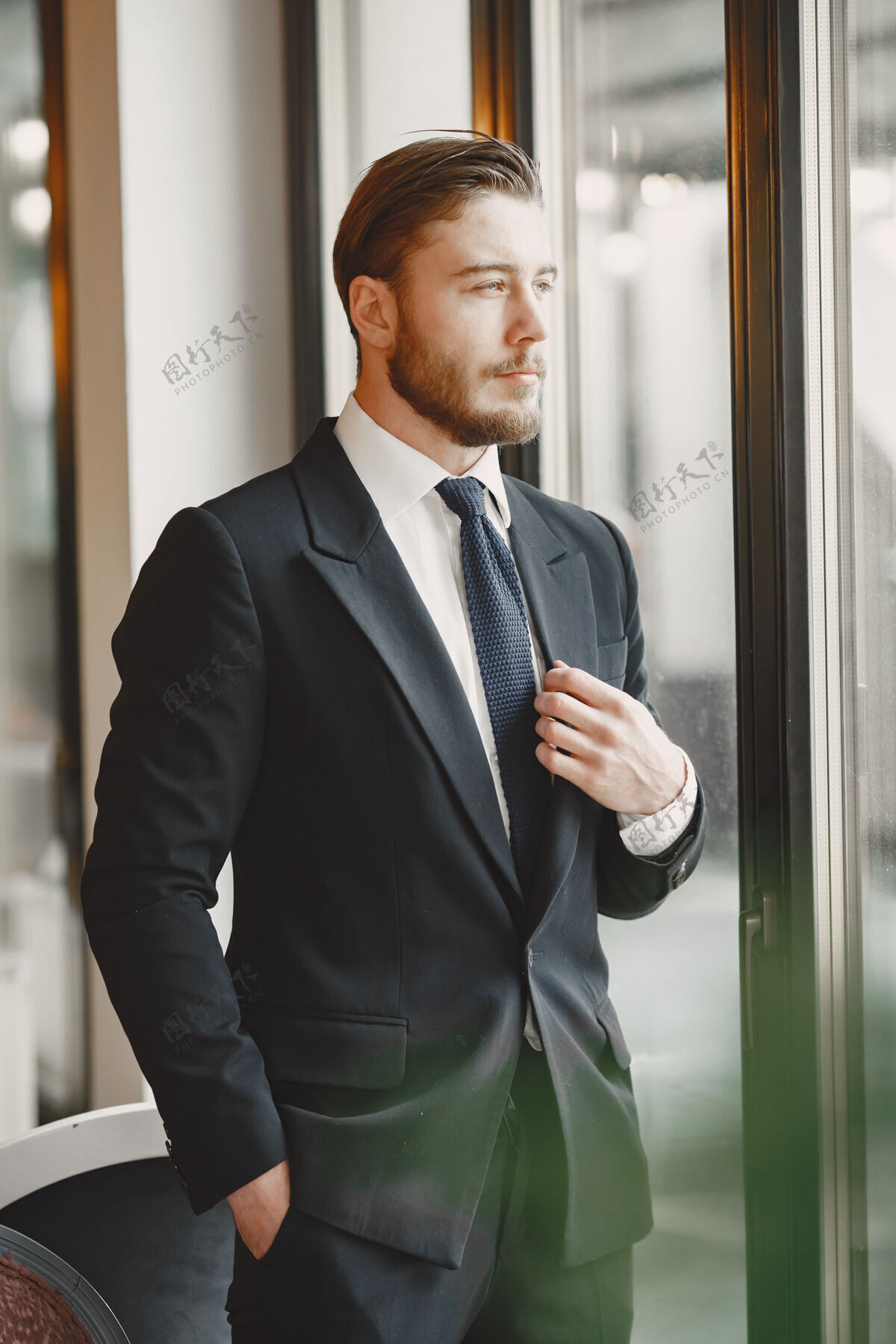 白色一个穿黑西装的男人餐厅里的男人商务男士肖像一个