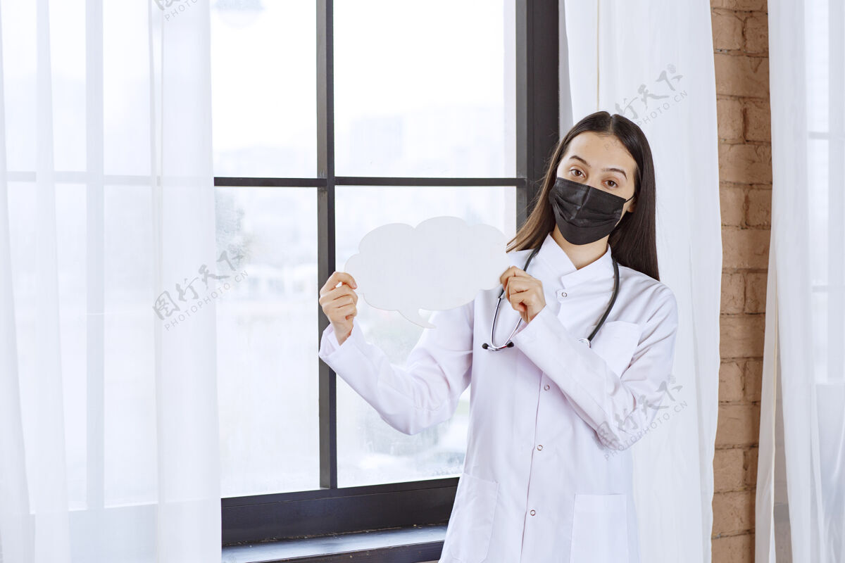 外科医生拿着听诊器和黑色口罩 手里拿着一块白云形状的智板医院从业者床单