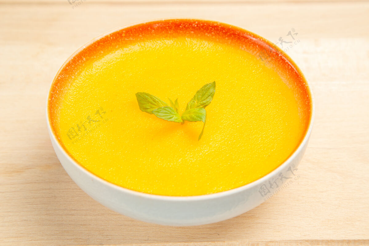 汤碗正面是美味的南瓜汤 盘子里放在浅色的桌子上 盘子里有汤的颜色容器蔬菜饭