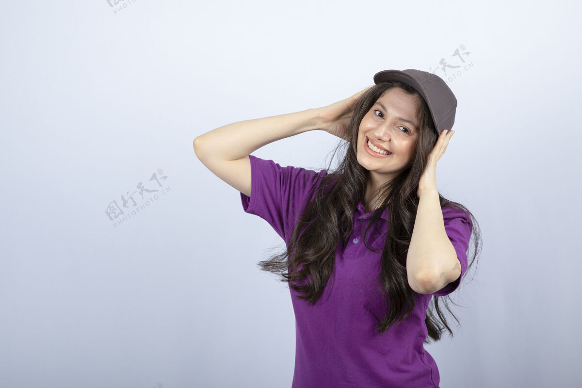 女身穿紫色制服的送货女孩站在白色背景上的肖像高质量照片女工作衬衫