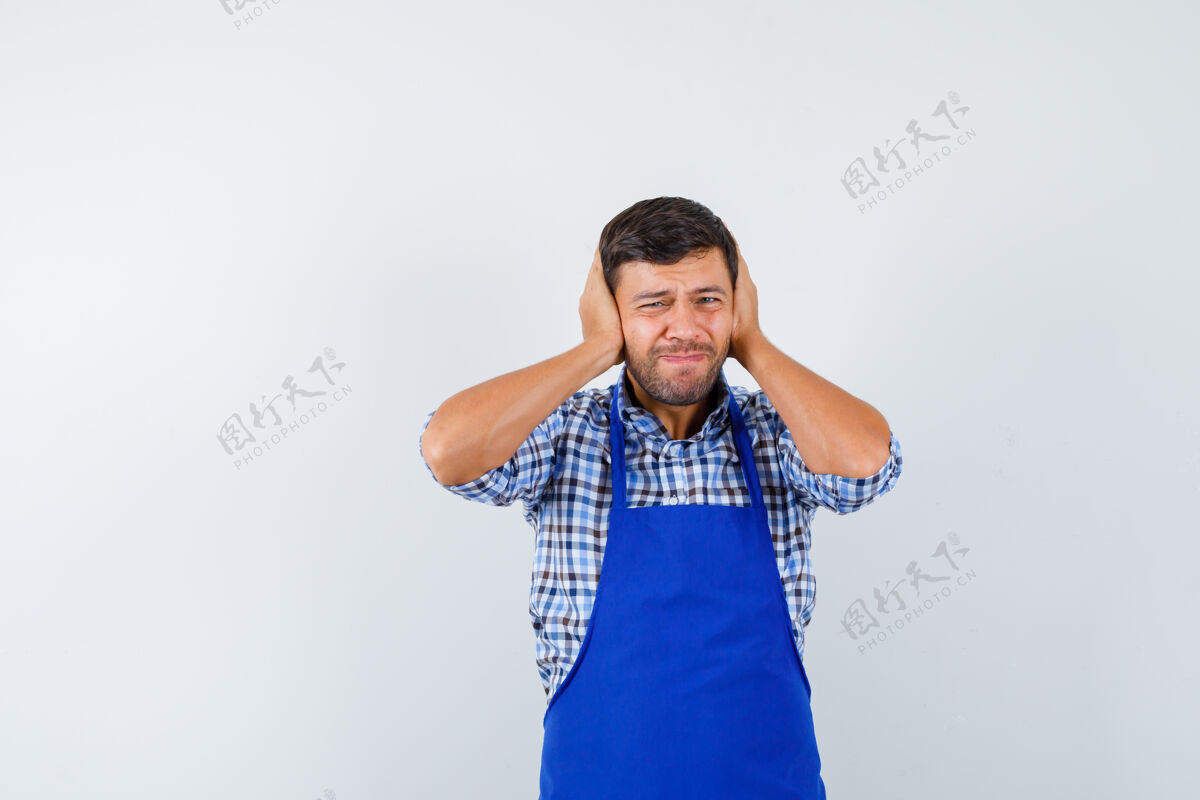 成人穿着蓝色围裙和衬衫的年轻男厨师围裙制服男士