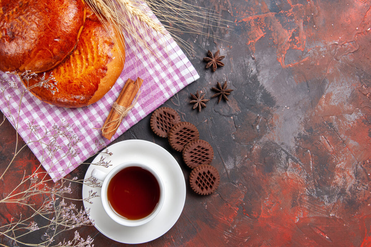 早餐俯瞰美味的甜馅饼与茶杯上的深色桌馅饼甜蛋糕糕点茶碟茶咖啡