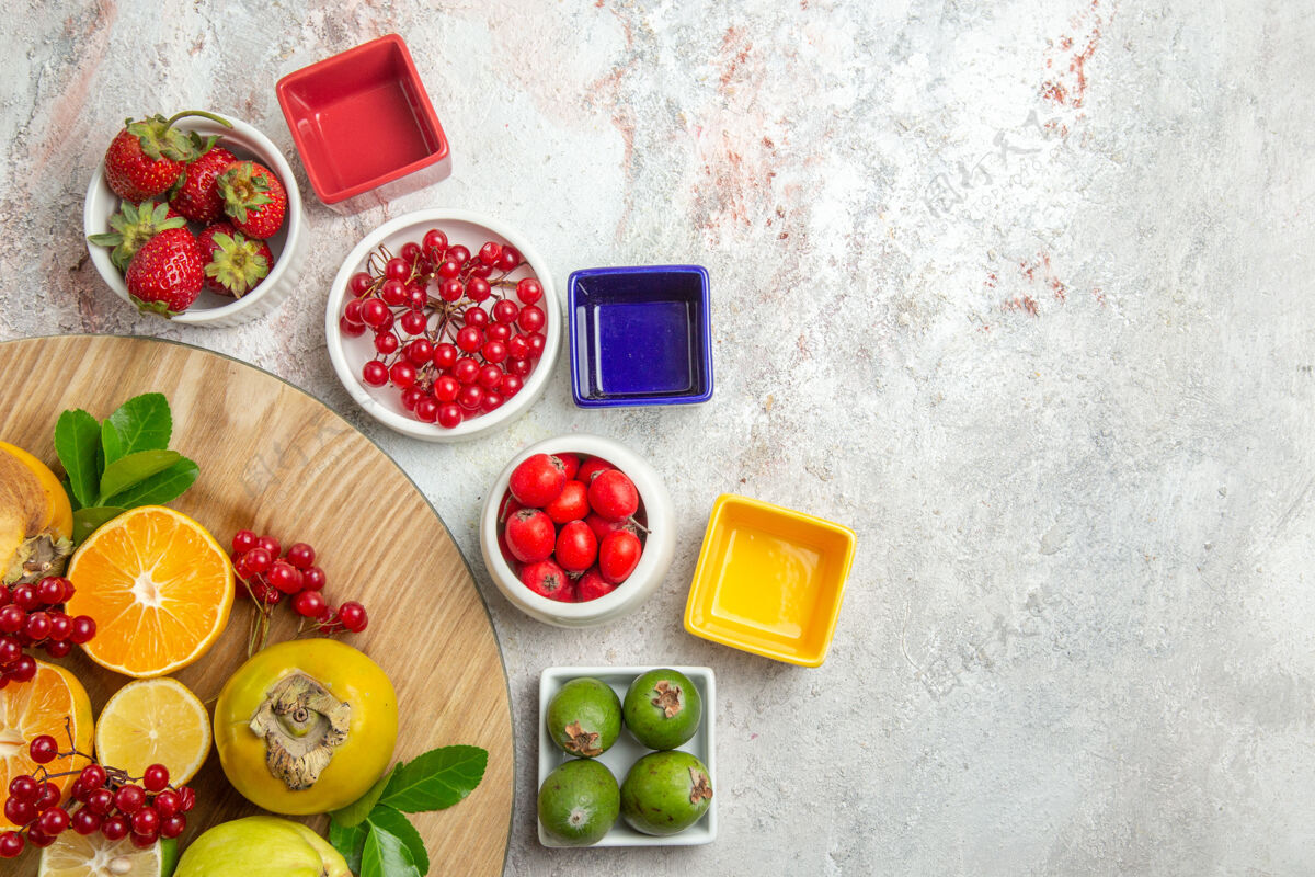 食物顶视图水果组成不同的水果在白色的桌子上盘子胡椒健康