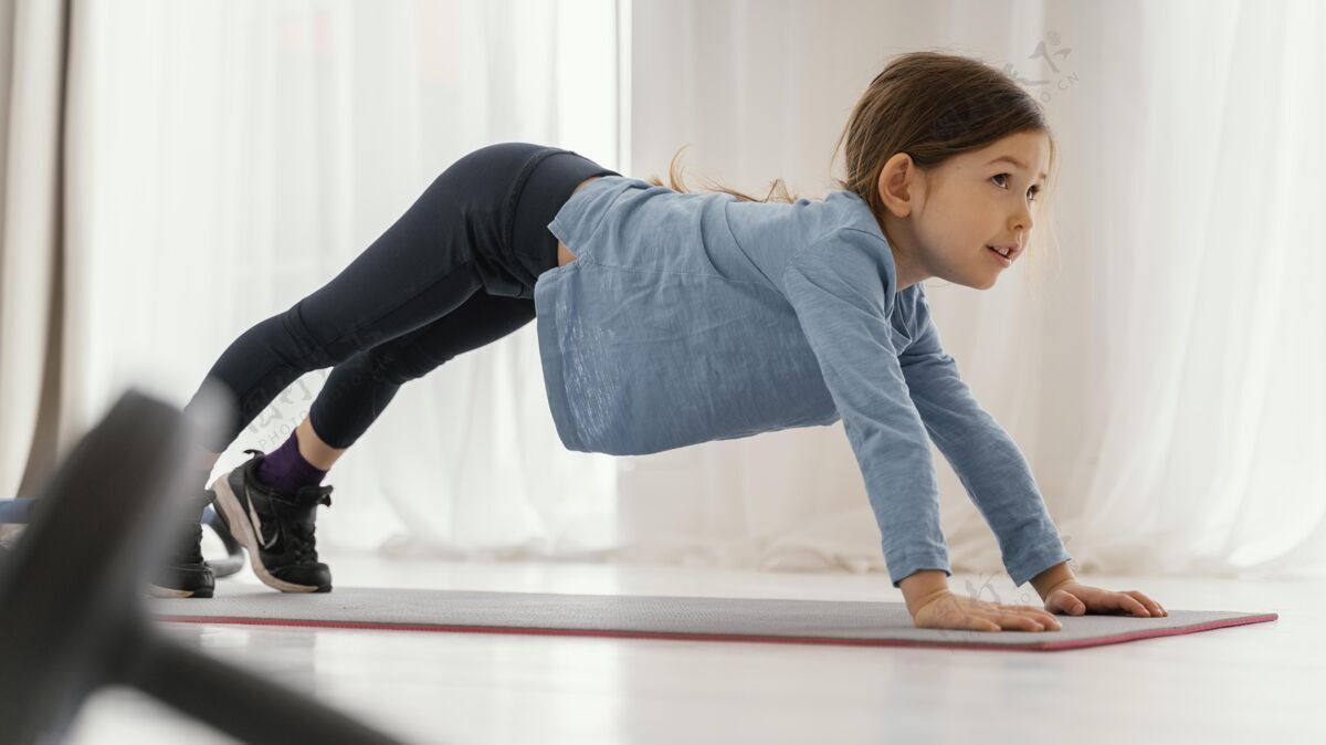 女孩全速女孩在垫子上训练运动训练健身