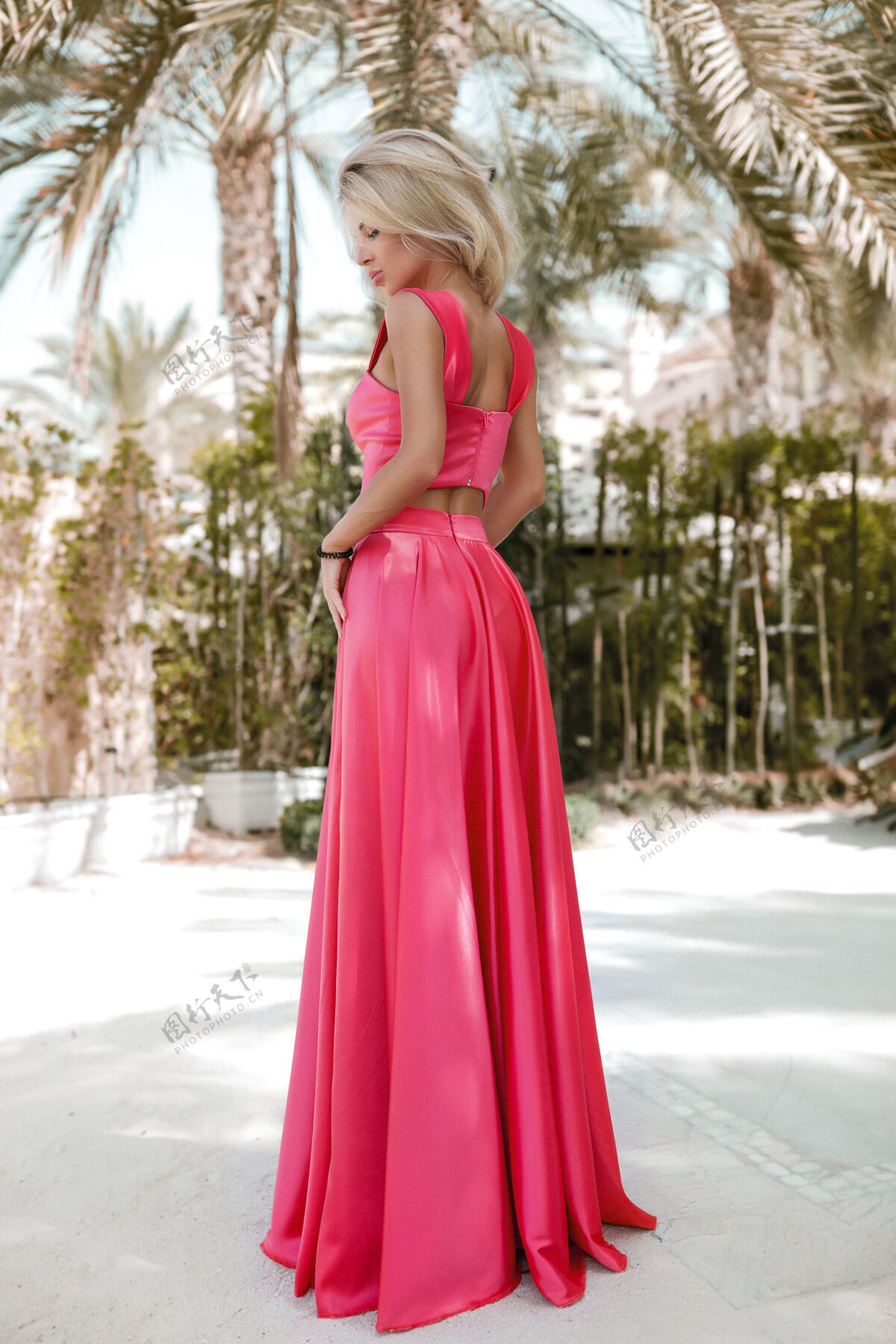 黑板身材匀称的金发碧眼的迪拜海边 棕榈树 火辣 华丽的连衣裙 夏日阳光生活方式的时尚拍摄 迎风飘舞的连衣裙 平静而冷峻的泳池边 发型 妆容时尚化妆美女脸