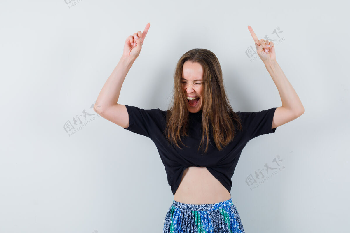 健康年轻的女士穿着衬衫 裙子朝上 看起来很幸福裙子亚洲水疗