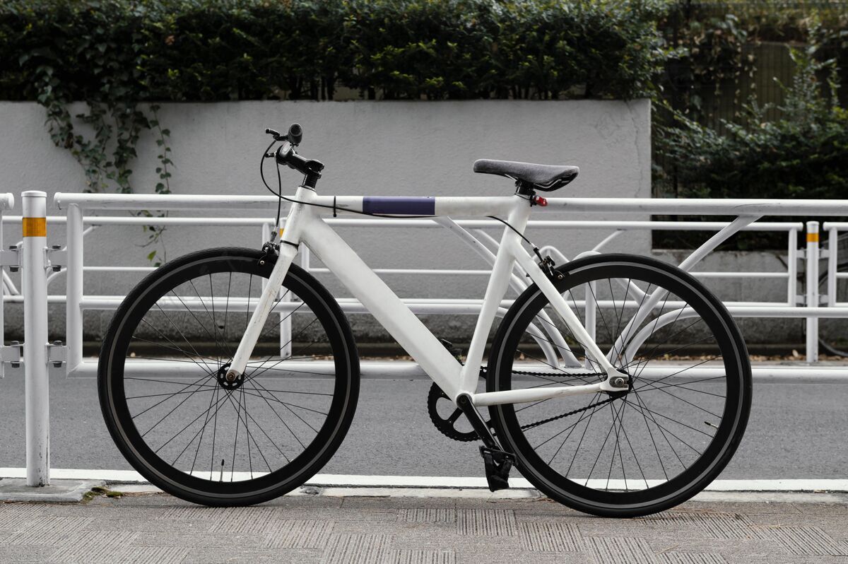 生活方式黑色细节的白色自行车车辆骑行自行车