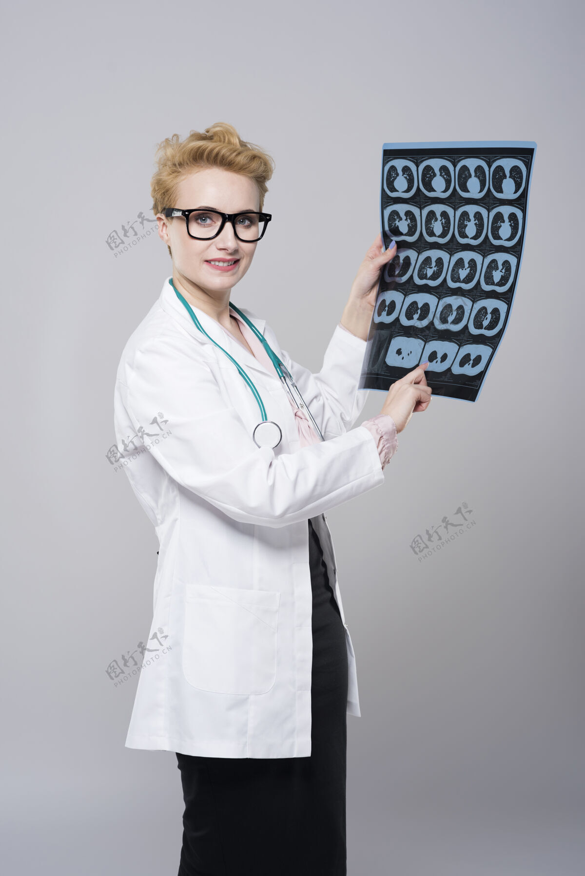 眼镜年轻漂亮的x光医生来了医学女人制服