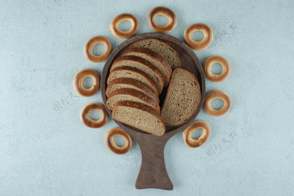 新鲜一片黑麦面包和石板面包有机面包营养