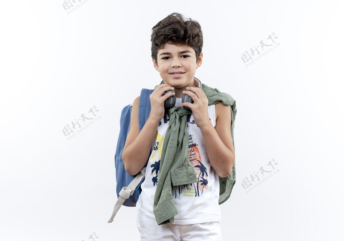 小小男生背着书包 戴着耳机 手放在白色背景上的耳机上手戴上小学生
