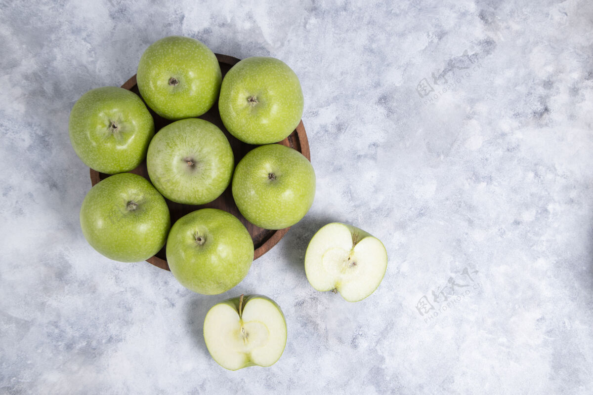 甜点整个木盘和切片新鲜成熟的青苹果水果高品质的照片纯净成熟美味