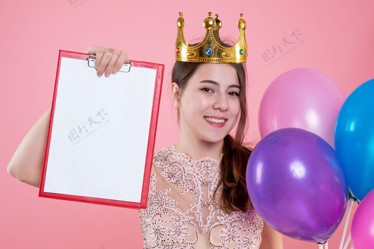 粉色特写前视图快乐派对女孩与皇冠举行剪贴板和气球快乐派对女孩成人皇冠