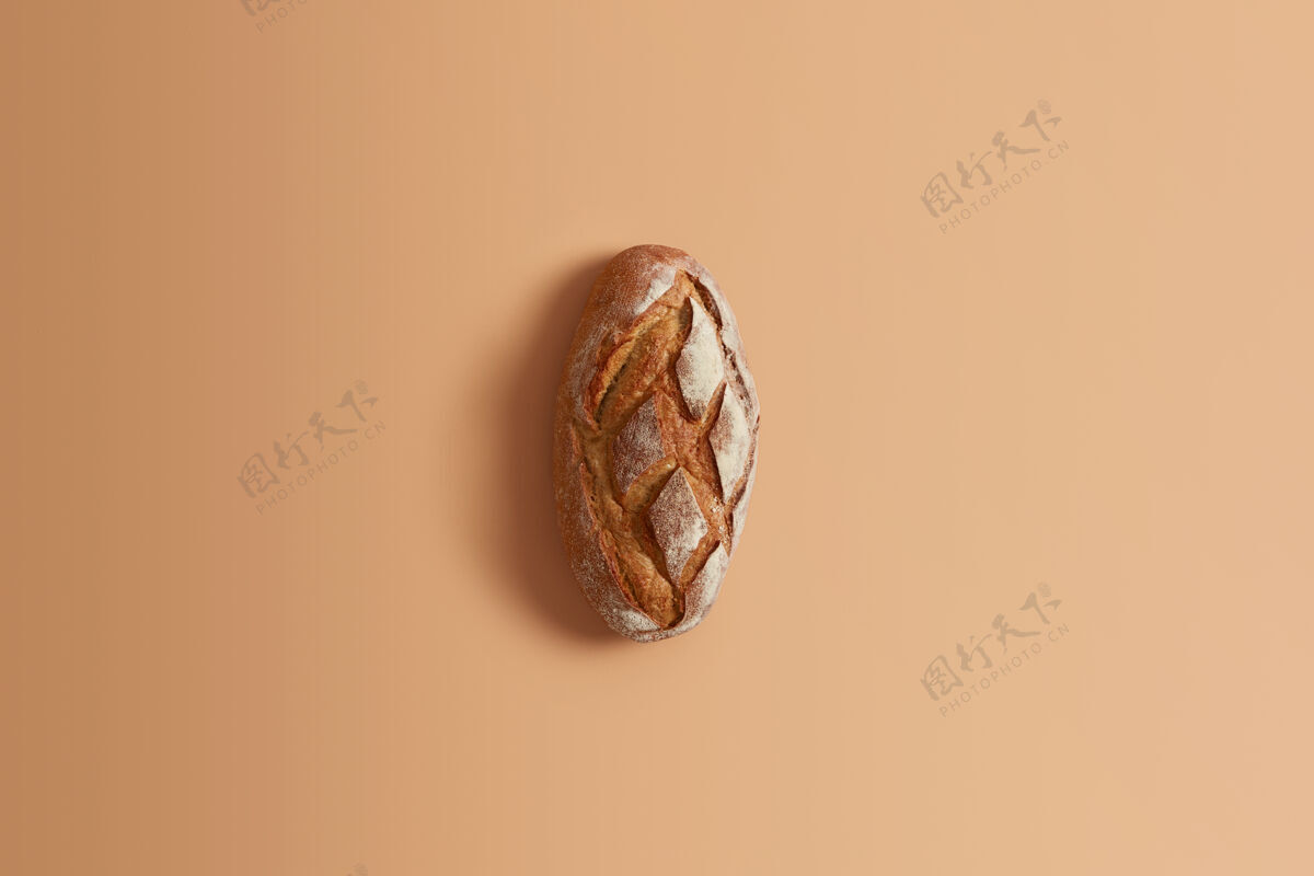 法国新鲜的自制小麦面包 全麦面包 米色背景 供您食用烘焙食品无麸质有机产品 不含酵母 只含发酵粉或酸面团酸面团美食面包