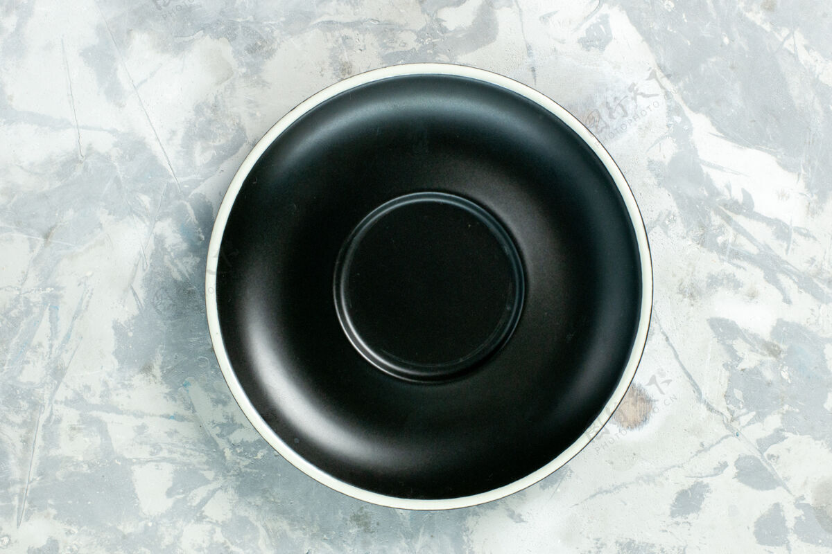 低音顶视图黑色盘子上形成一个白色的空圆形表面盘子玻璃食品的颜色视图生的玻璃