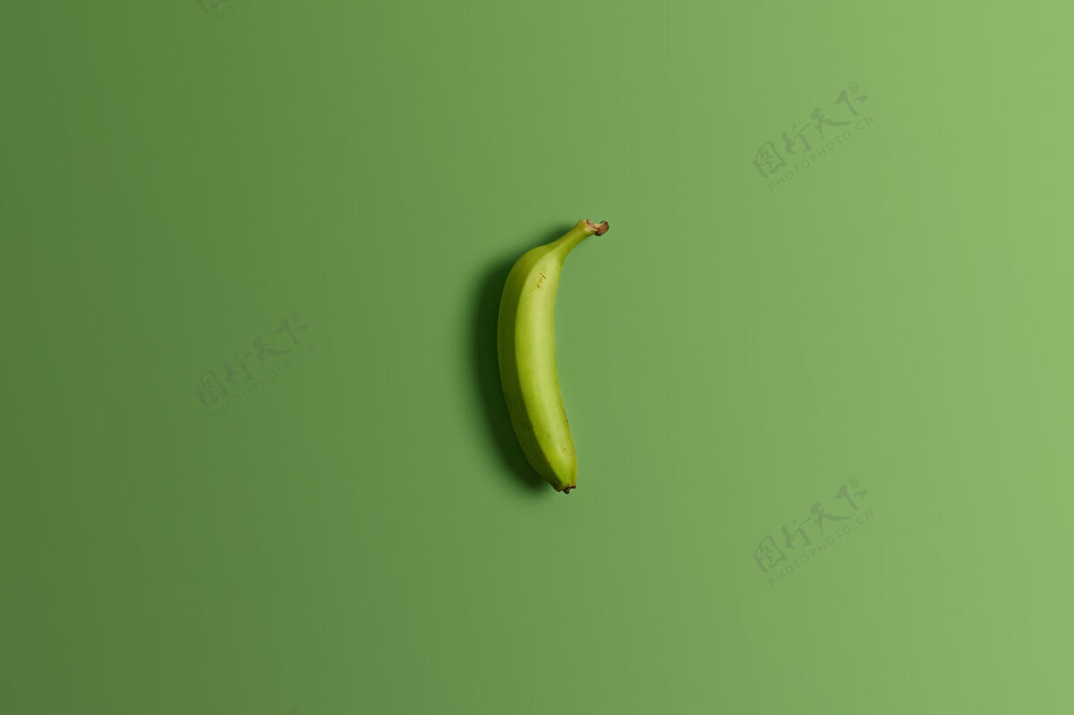 零食在明亮的工作室背景上 绿色的生香蕉美味开胃的热带水果干净的饮食 健康的营养和饮食小吃俯视和平面水平拍摄食物概念分离水果单色