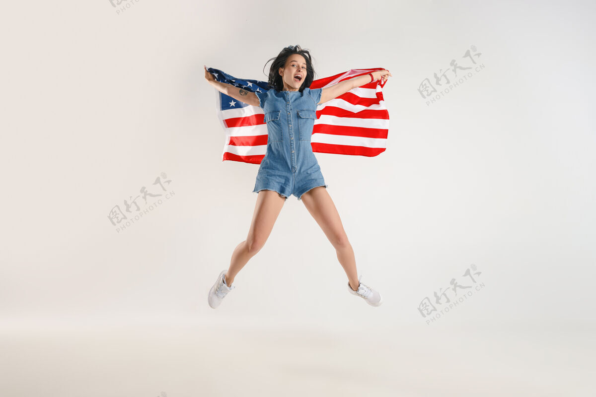 白天美国国旗的年轻女子年轻白色五颜六色