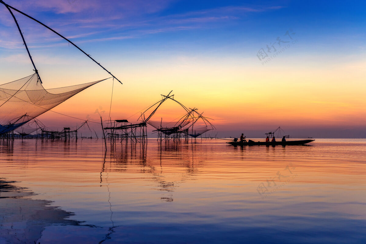 反射美丽的日出和渔网浸在pakpra在phatthalung 泰国传统鱼黎明